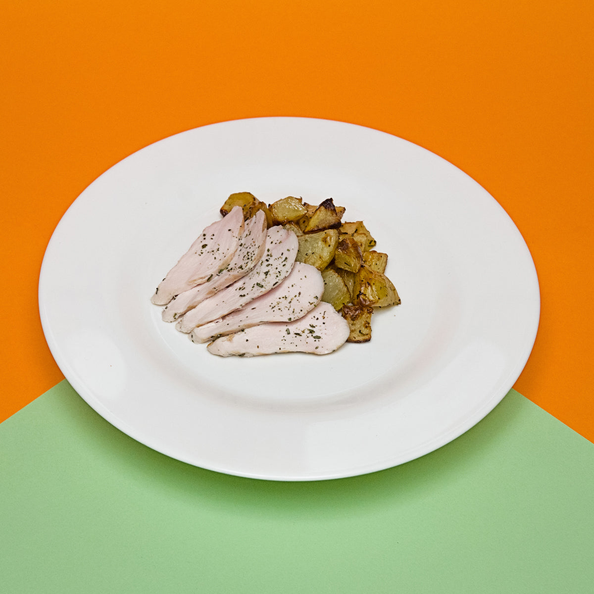 TAGLIATA DI POLLO ALLE ERBETTE CON PATATE ARROSTO