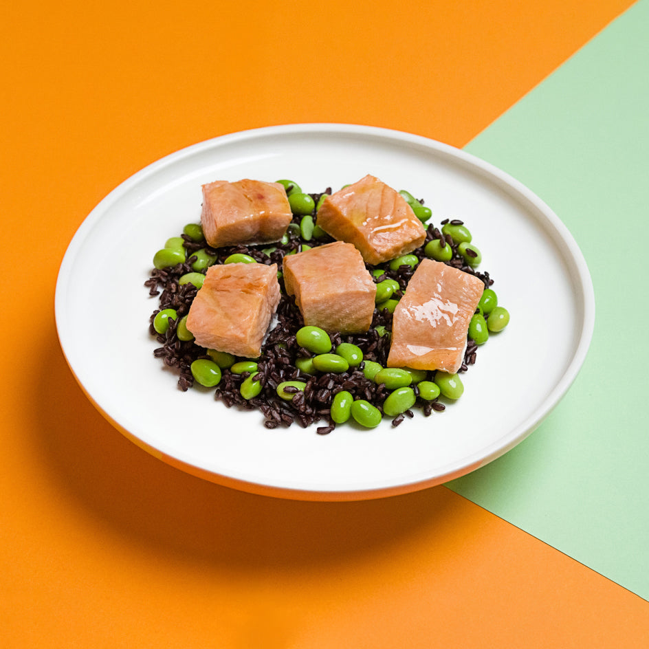 SALMONE CON RISO VENERE E EDAMAME (PIATTO UNICO)
