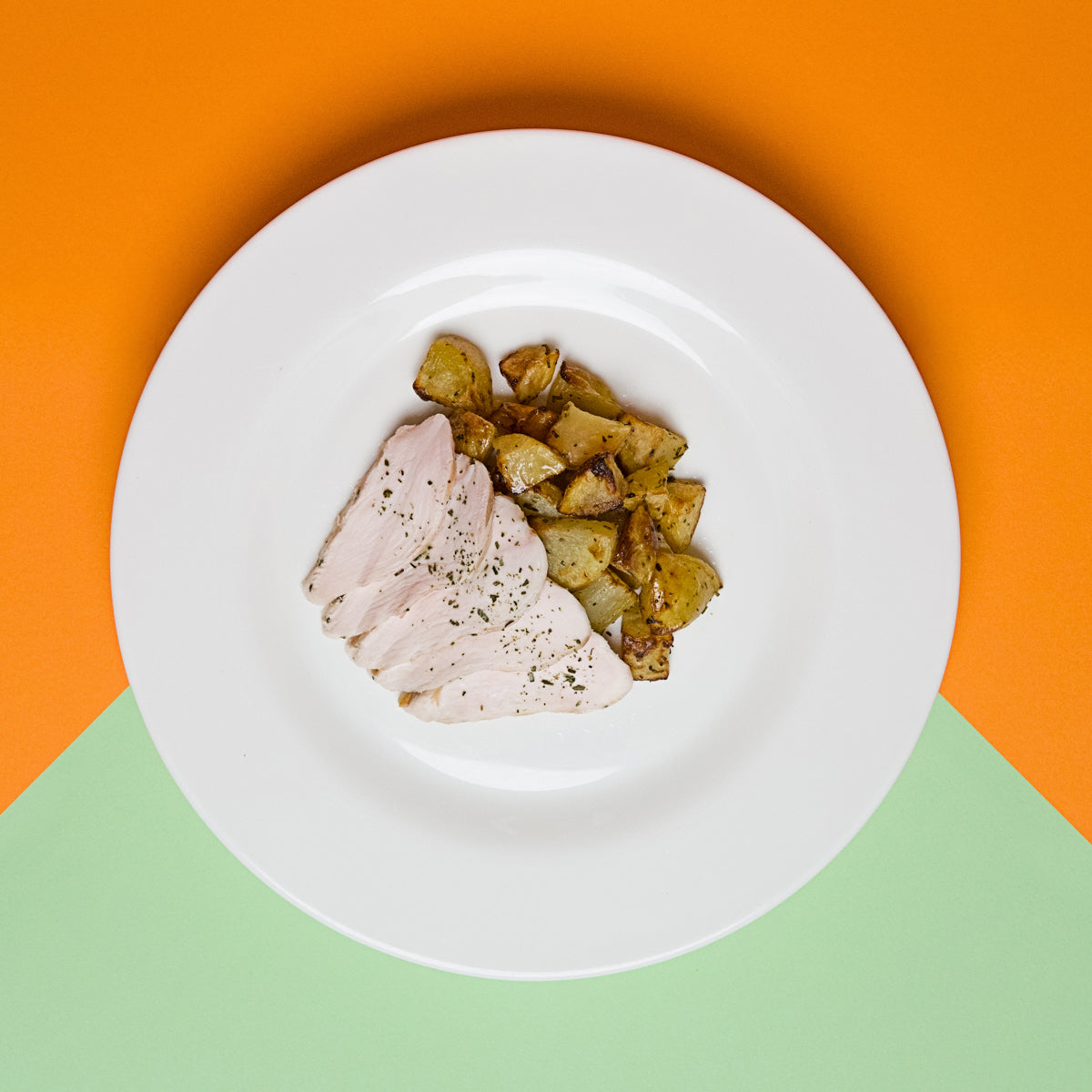 TAGLIATA DI POLLO ALLE ERBETTE CON PATATE ARROSTO