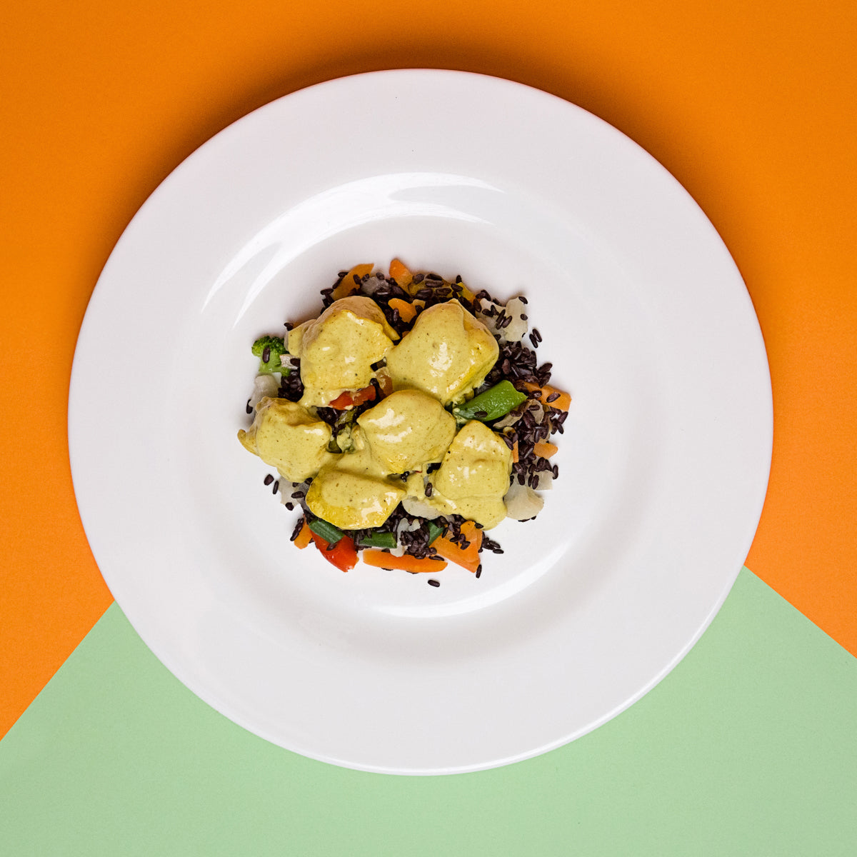POLLO AL CURRY CON RISO VENERE E MIX DI VERDURE (PIATTO UNICO)