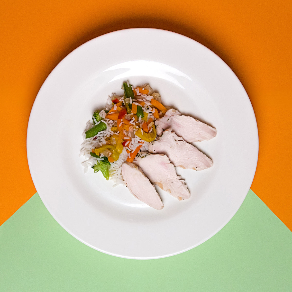 TAGLIATA DI POLLO ALLE ERBETTE, RISO BASMATI E MIX DI VERDURE (PIATTO UNICO)